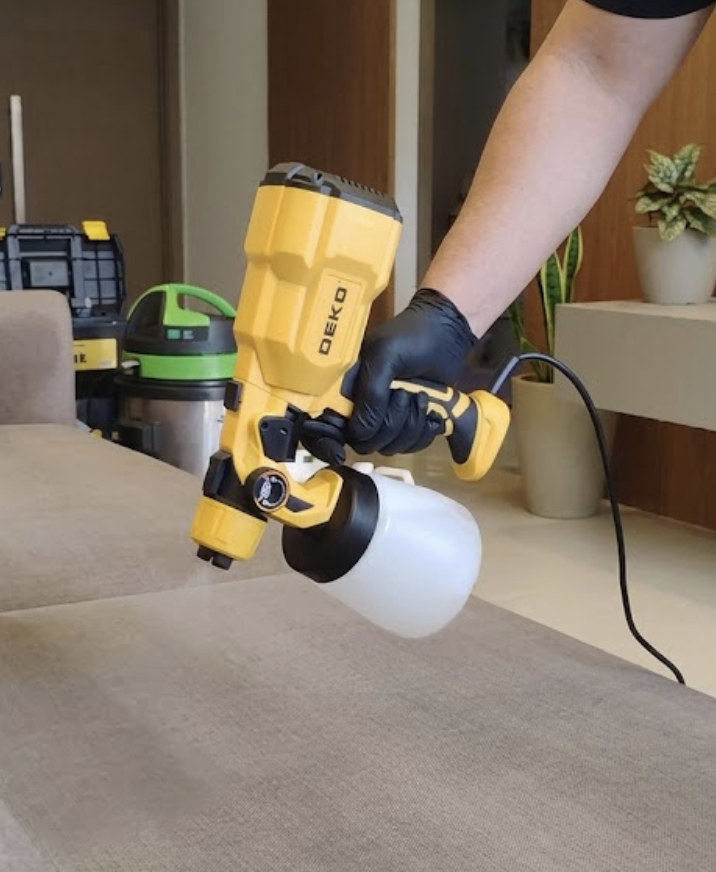 Profissional da Capital Clean DF higienizando sofá