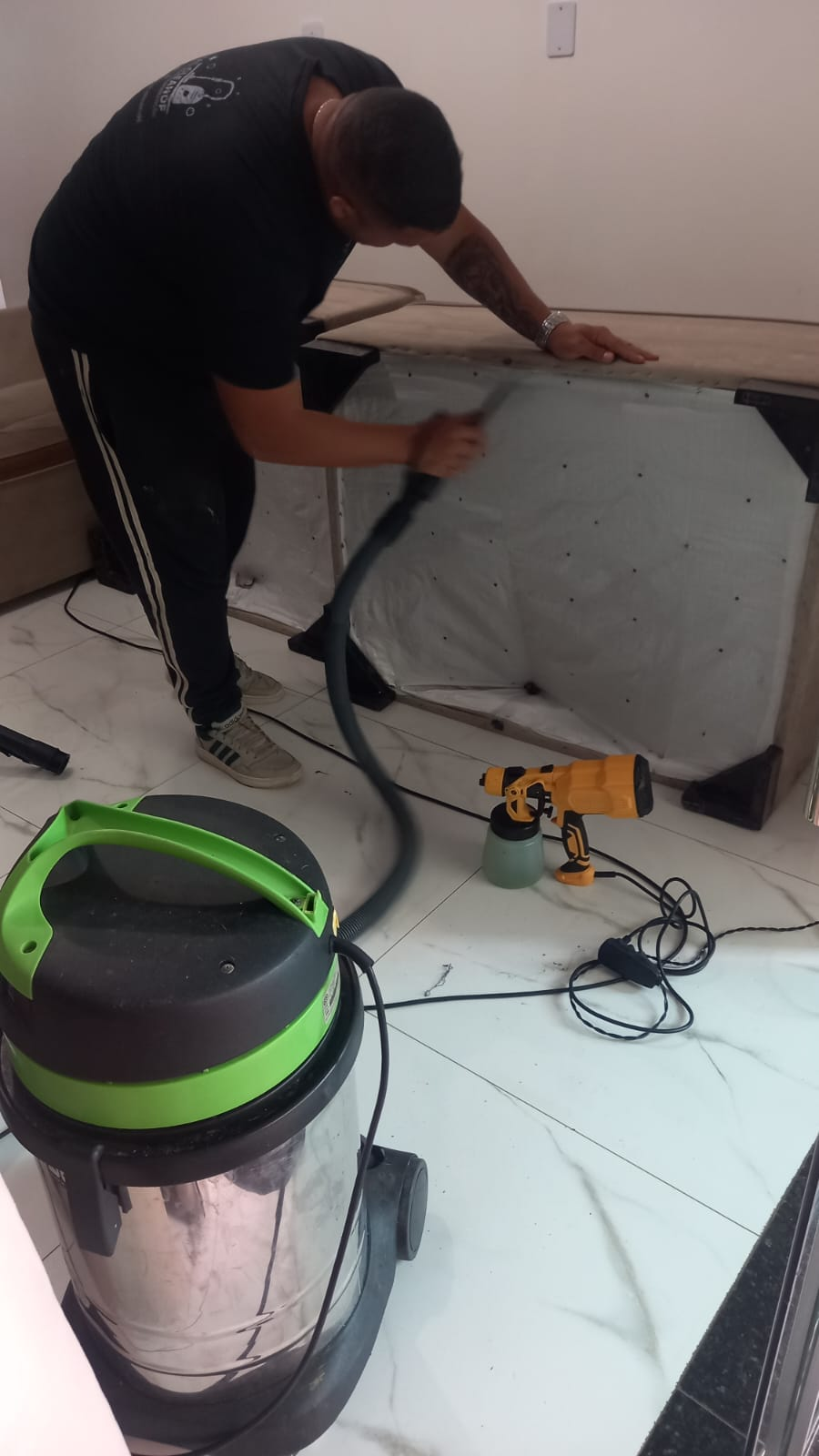 Profissional da Capital Clean DF higienizando estofado